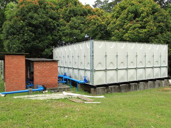 A modular SMC water tanks are installed on the grassland.