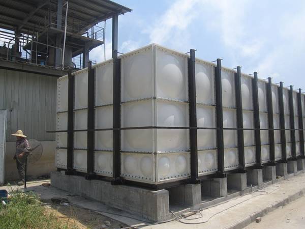 FRP water storage tanks are installed on the ground.