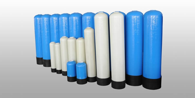 Twenty FRP tanks stands in three lines, the first line are two blue small tanks, the second line are eight natural color tanks and the third line are blue tanks.