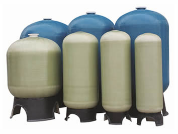 There are seven different FRP tanks with tripod base standing in two lines, the front line is natural color and the second line is blue.
